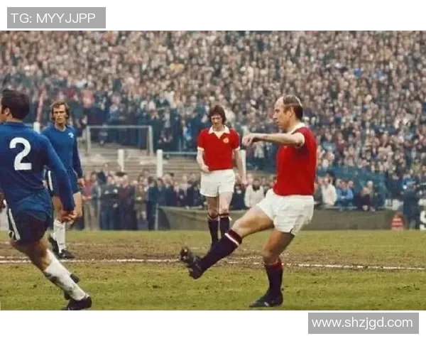 昔日足球明星重聚赛场回忆往昔荣耀与友情