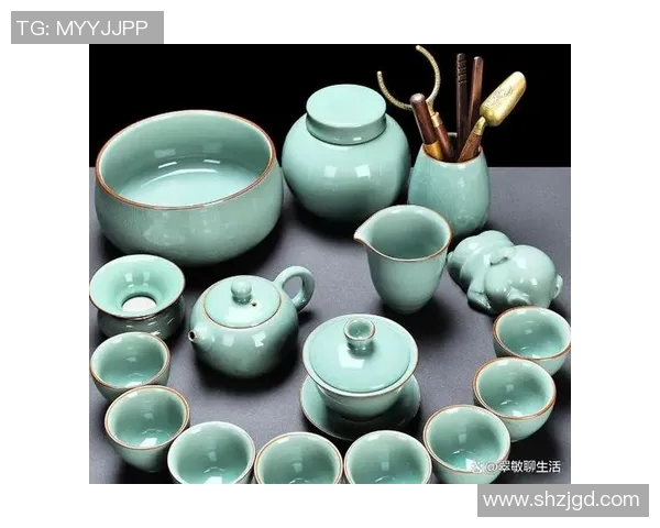 足球明星品味生活中的茶香与激情的完美结合